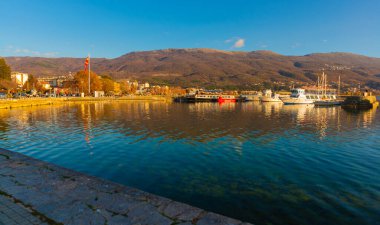 OHRID, NORTH MACEDONIA: Güneşli bir günde eski kasaba ve Ohri Gölü manzaralı güzel bir manzara. UNESCO Dünya Mirası Alanı.