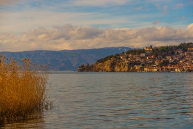 OHRID, NORTH MACEDONIA: Güneşli bir günde eski kasaba ve Ohri Gölü manzaralı güzel bir manzara. UNESCO Dünya Mirası Alanı.