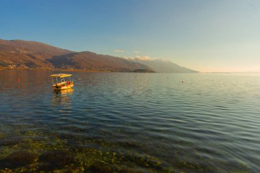 OHRID, NORTH MACEDONIA: Güneşli bir günde Ohri 'deki gölde tahta balıkçı tekneleri. UNESCO Dünya Mirası Alanı.