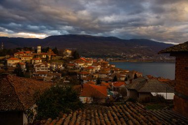 OHRID, NORTH MACEDONIA: Günbatımından sonraki akşam şehrin ve Ohri Gölü 'nün en iyi manzarası. UNESCO Dünya Mirası Alanı.