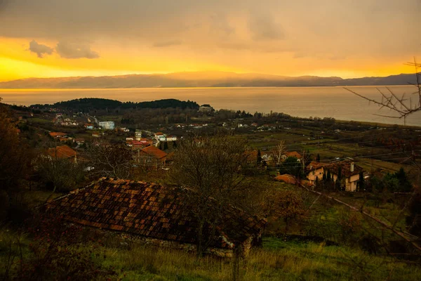 Ohrid 北マセドニア 日没後の夕方に街とオフリッド湖のトップビュー ユネスコ世界遺産 — ストック写真