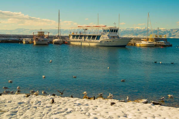 Ohrid North Macedonia 冬季在奥赫里德湖的堤岸上看到有船只的码头 教科文组织世界遗产场址 — 图库照片