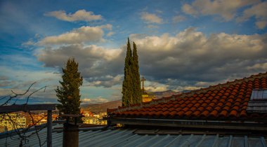 OHRID, NORTH MACEDONIA: Eski Ohri kasabasının merkezinde geleneksel beyaz evler. UNESCO Dünya Mirası Alanı