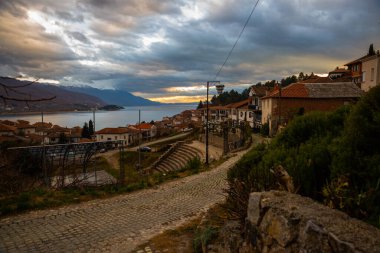 OHRID, NORTH MACEDONIA: antik Yunan amfitiyatrosu. Eski kasaba ve Ohri Gölü manzaralı Ohri Tiyatrosu. UNESCO 'nun doğal ve kültürel mirası.