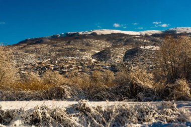 OHRID, NORTH MACEDONIA: Güneşli bir günde Ohri 'deki kış parkı manzaralı güzel bir manzara. UNESCO Dünya Mirası Alanı