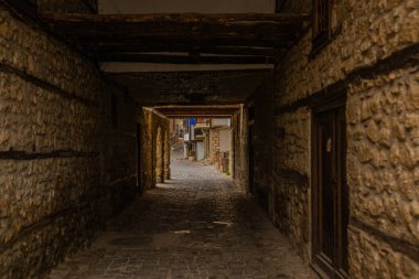 Groda Ohri 'nin merkezindeki bir caddedeki eski bir evin içinde tünel şeklinde insanlar ve arabalar için bir geçit. UNESCO Dünya Mirası Alanı