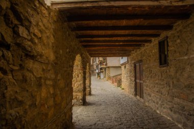 Groda Ohri 'nin merkezindeki bir caddedeki eski bir evin içinde tünel şeklinde insanlar ve arabalar için bir geçit. UNESCO Dünya Mirası Alanı