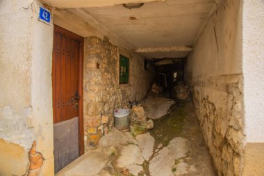 Groda Ohri 'nin merkezindeki bir caddedeki eski bir evin içinde tünel şeklinde insanlar ve arabalar için bir geçit. UNESCO Dünya Mirası Alanı