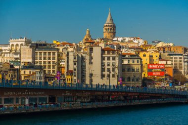 Şehrin yukarısındaki Galata Kulesi 'ne ulaş. İstanbul 'un eski ilçesinin güzel panoramik manzarası. İstanbul 'un eski ilçesi.