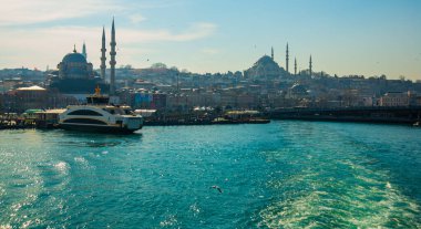 ISTANBUL, TURKEY: Güneşli havada İstanbul 'un güzel manzarası. Camiler ve eski kent manzaralı turistik tekne gezisi.