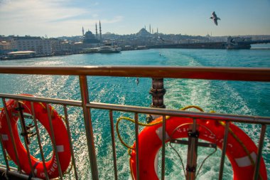 ISTANBUL, TURKEY: Güneşli havada İstanbul 'un güzel manzarası. Camiler ve eski kent manzaralı turistik tekne gezisi.