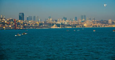 ISTANBUL, TURKEY: Güneşli havada İstanbul 'un güzel manzarası. Camiler ve eski kent manzaralı turistik tekne gezisi.