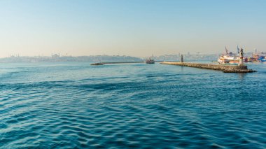 İSTANBUL, TURKEY: Güneşli bir günde İstanbul ve Boğaz manzaralı manzara.