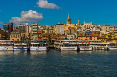 Şehrin yukarısındaki Galata Kulesi 'ne ulaş. İstanbul 'un eski ilçesinin güzel panoramik manzarası. İstanbul 'un eski ilçesi.