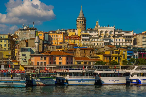 Şehrin yukarısındaki Galata Kulesi 'ne ulaş. İstanbul 'un eski ilçesinin güzel panoramik manzarası. İstanbul 'un eski ilçesi.