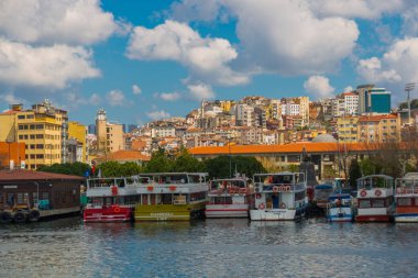 İSTANBUL, TURKEY: Güneşli bir günde İstanbul ve Boğaz manzaralı manzara.