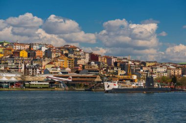 Rahmi M. Koç Müzesi 'ni Boğaz Altın Boynuzu' ndan izleyebilirsiniz. İstanbul şehri ve Boğaz manzaralı bir manzara..