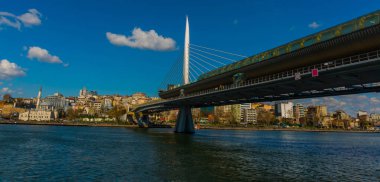 Golden Horn Bay veya Halic Koprusu üzerindeki Halic metro köprüsü. Köprü yaya ve metro hattı içinden geçiyor. Arabalar çalışmıyor. İstanbul turizm merkezi.