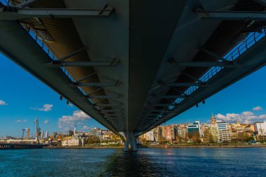 Golden Horn Bay veya Halic Koprusu üzerindeki Halic metro köprüsü. Köprü yaya ve metro hattı içinden geçiyor. Arabalar çalışmıyor. İstanbul turizm merkezi.