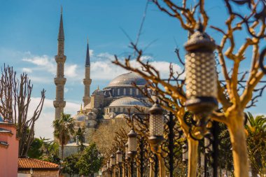 ISTANBUL, TURKEY - Nisan 2020: güneşli bir günde Ayasofya ve sokak ışıkları. Şimdi bir cami oldu..