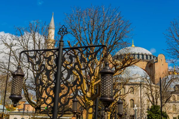 Istanbul Türkei April 2020 Hagia Sophia Und Straßenlaternen Einem Sonnigen — Stockfoto