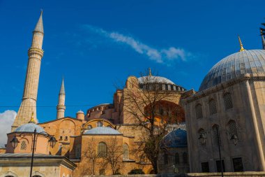 İSTANBUL, TURKEY - Nisan 2020: Ayasofya İstanbul 'un ünlü tarihi binasıdır. Şimdi bir cami oldu..
