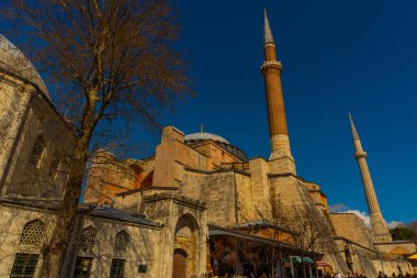 İSTANBUL, TURKEY - Nisan 2020: Ayasofya İstanbul 'un ünlü tarihi binasıdır. Şimdi bir cami oldu..