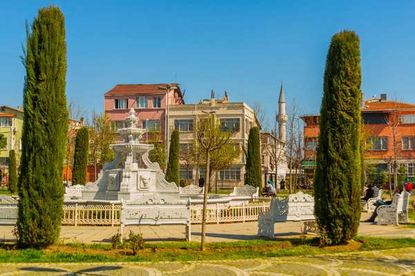 Istanbul Turkey Air Mancur Putih Yang Indah Sebuah Taman Distrik — Stok Foto