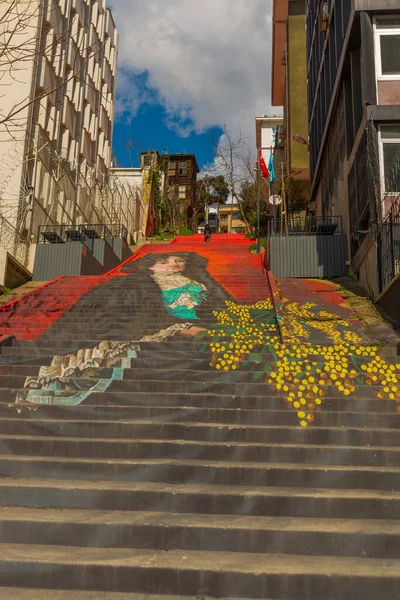 Istanbul Turquía Hermosa Escalera Calle Estambul Con Una Mujer Pintada — Foto de Stock