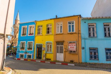 İSTANBUL, TURKEY: İstanbul 'un eski kenti Türkiye' nin Fatih ilçesindeki bir sokakta renkli eski binalar.