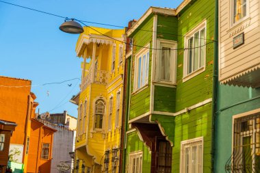 İSTANBUL, TURKEY: İstanbul 'un eski kenti Türkiye' nin Fatih ilçesindeki bir sokakta renkli eski binalar.