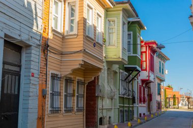 İSTANBUL, TURKEY: İstanbul 'un eski kenti Türkiye' nin Fatih ilçesindeki bir sokakta renkli eski binalar.