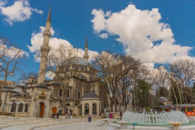 İSTANBUL, TURKEY: İstanbul 'un Eyup ilçesindeki güzel Eyup Sultan Camii, güneşli bir günde, İstanbul, Türkiye