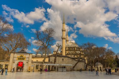 İSTANBUL, TURKEY: İstanbul 'un Eyup ilçesindeki güzel Eyup Sultan Camii, güneşli bir günde, İstanbul, Türkiye