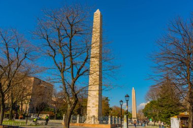 İSTANBUL, TURKEY: İstanbul, Türkiye 'deki Sultanahmet Meydanı' nda Konstantin Obelisk ve Obelisk veya Mısırlı.