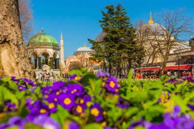 Ayasofya ve Sultanahmed Meydanı 'ndaki sekizgen Alman taş çeşmesi. Bu çeşme, Alman İmparatoru II. Wilhelm 'in gelişi şerefine inşa edilmiştir..