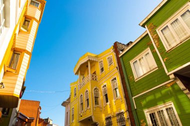 İSTANBUL, TURKEY: İstanbul 'un eski kenti Türkiye' nin Fatih ilçesindeki bir sokakta renkli eski binalar.