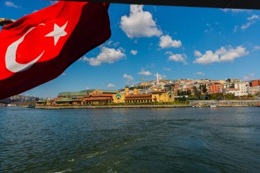 İSTANBUL, TURKEY: Güneşli bir günde İstanbul ve Boğaz manzaralı manzara.