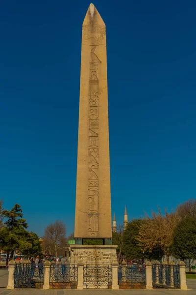Istanbul Turkey Turisták Látogatása Theodosius Obeliszkjébe Sultanahmet Téren Isztambulban Törökországban — Stock Fotó