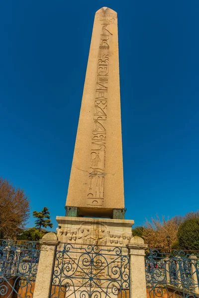 Istanbul Turkey Turisták Látogatása Theodosius Obeliszkjébe Sultanahmet Téren Isztambulban Törökországban — Stock Fotó