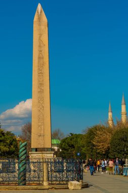 İSTANBUL, TURKEY: Türkiye 'nin Sultanahmet Meydanı' nda Theodosius 'un Obelisk' ini ziyaret eden turistler.