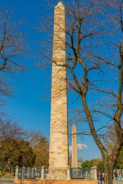 İSTANBUL, TURKEY: İstanbul, Türkiye 'deki Sultanahmet Meydanı' nda Konstantin Obelisk ve Obelisk veya Mısırlı.