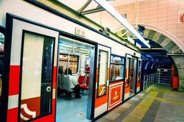 İstanbul, Türkiye 'deki metro raylarında dünyanın en eski ikinci metro metro metrosu olan Tünelin manzarası istasyona yaklaşıyor.