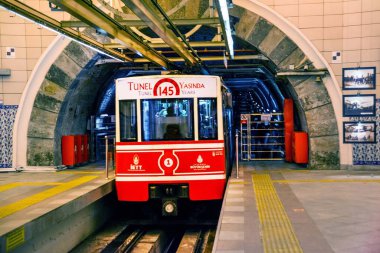 İstanbul, Türkiye 'deki metro raylarında dünyanın en eski ikinci metro metro metrosu olan Tünelin manzarası istasyona yaklaşıyor.