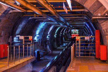 İstanbul, Türkiye 'deki metro raylarında dünyanın en eski ikinci metro metro metrosu olan Tünelin manzarası istasyona yaklaşıyor.