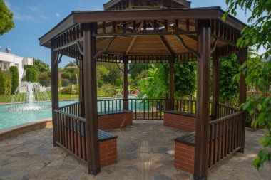 KEMER, TURKEY: Güzel Botanik Parkı veya Kemer şehrinde çeşmeleri, palmiyeleri ve egzotik nadir bitkileri olan Zeki Tuncer