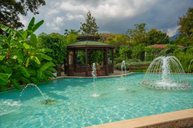 KEMER, TURKEY: Güzel Botanik Parkı veya Kemer şehrinde çeşmeleri, palmiyeleri ve egzotik nadir bitkileri olan Zeki Tuncer