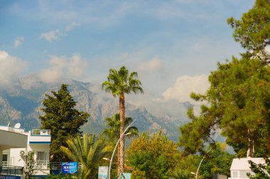 KEMER, TURKEY: Kemer 'de dağ manzaralı manzara ve evler. Kemer, Türkiye 'nin Akdeniz kıyısında, Antalya iline bağlı bir tatil beldesi ve liman kentidir..