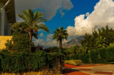 KEMER, TURKEY: dağlarda güzel manzara. Mavi gökyüzüne ve bulutlara karşı dağların güzel manzarası. Yumuşak güneş ışığı dağın tepelerine düşer. Kemer, Türkiye.