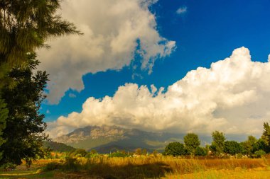Kemer 'de dağ manzarası olan güzel bir manzara var. Kemer, Türkiye 'nin Akdeniz kıyısında, Antalya iline bağlı bir tatil beldesi ve liman kentidir..